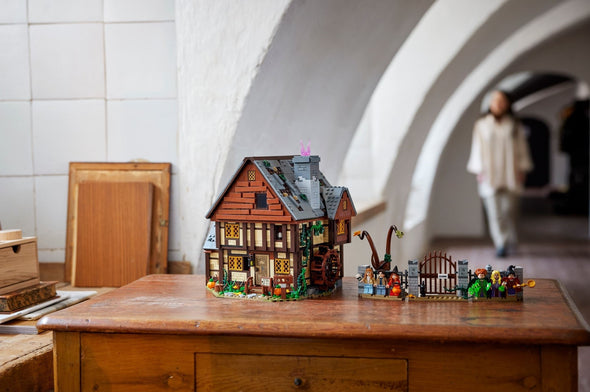2316pcs 10900 Hocus Pocus The Sanderson Sisters' Cottage US